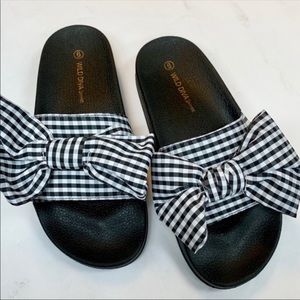 Gingham bow sandals 🎀